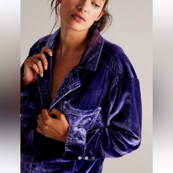 Peyton Velvet Pullover top in color First Pace (deep blue) in oversized M, NWOT - Picture 3 of 4